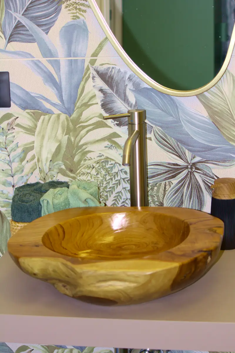 Lavatesta in legno Lavatesta in legno presente nel salone Michle Cassala Parrucchieri