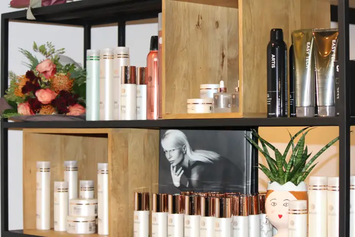 Prodotti per trattamento capelli ricci Vetrina con i prodotti di trattamenti per capelli, utilizzati da MC Parrucchieri Bologna